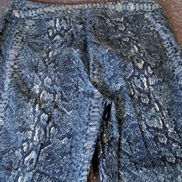 Larry Levine blue snake print capri pants size 10 - Picture 5 of 6